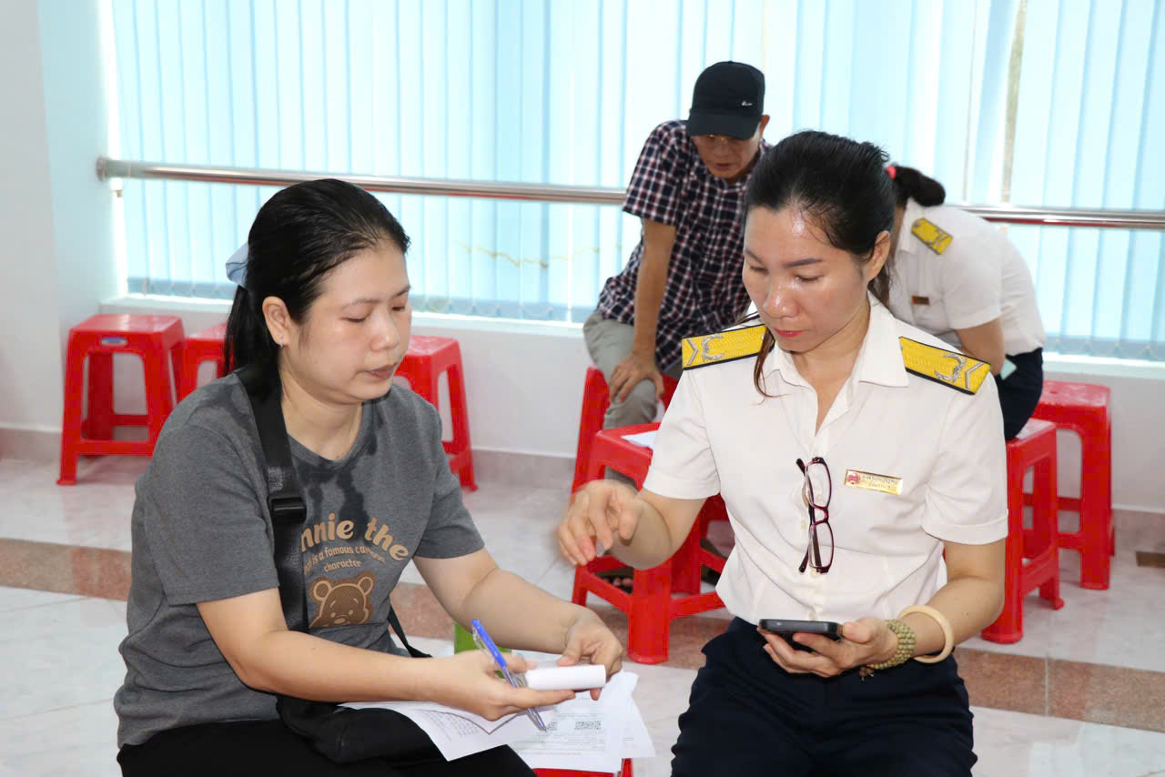 Cán bộ ngành thuế