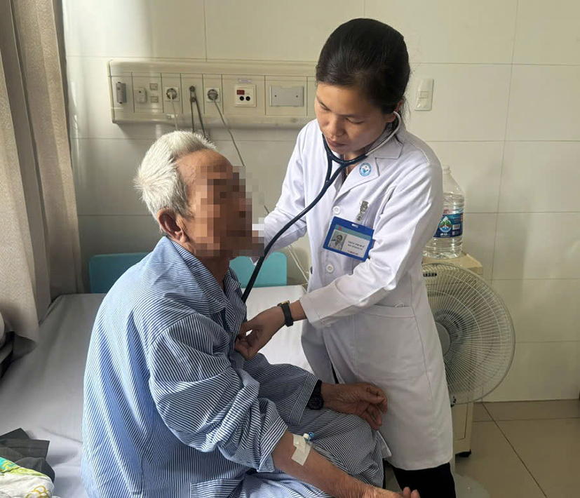 Một người hút thuốc đang phải điều trị do các bệnh liên quan đến thuốc lá tại Bệnh viện Vũng Tàu. Ảnh minh họa