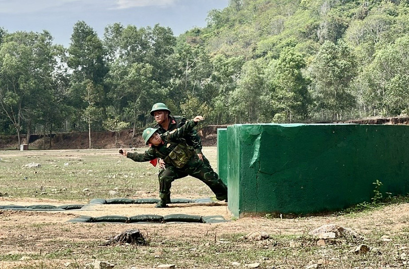 Chiến sĩ mới thực hiện nội dung ném lựu đạn.