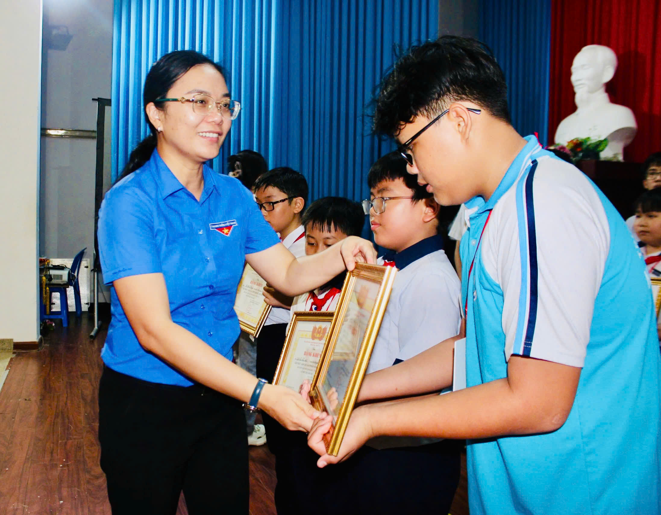 Chị Hồ Thị Ánh Tuyết, Bí thư Tỉnh đoàn, Trưởng ban Tổ chức trao giải Nhất cho các thí sinh.