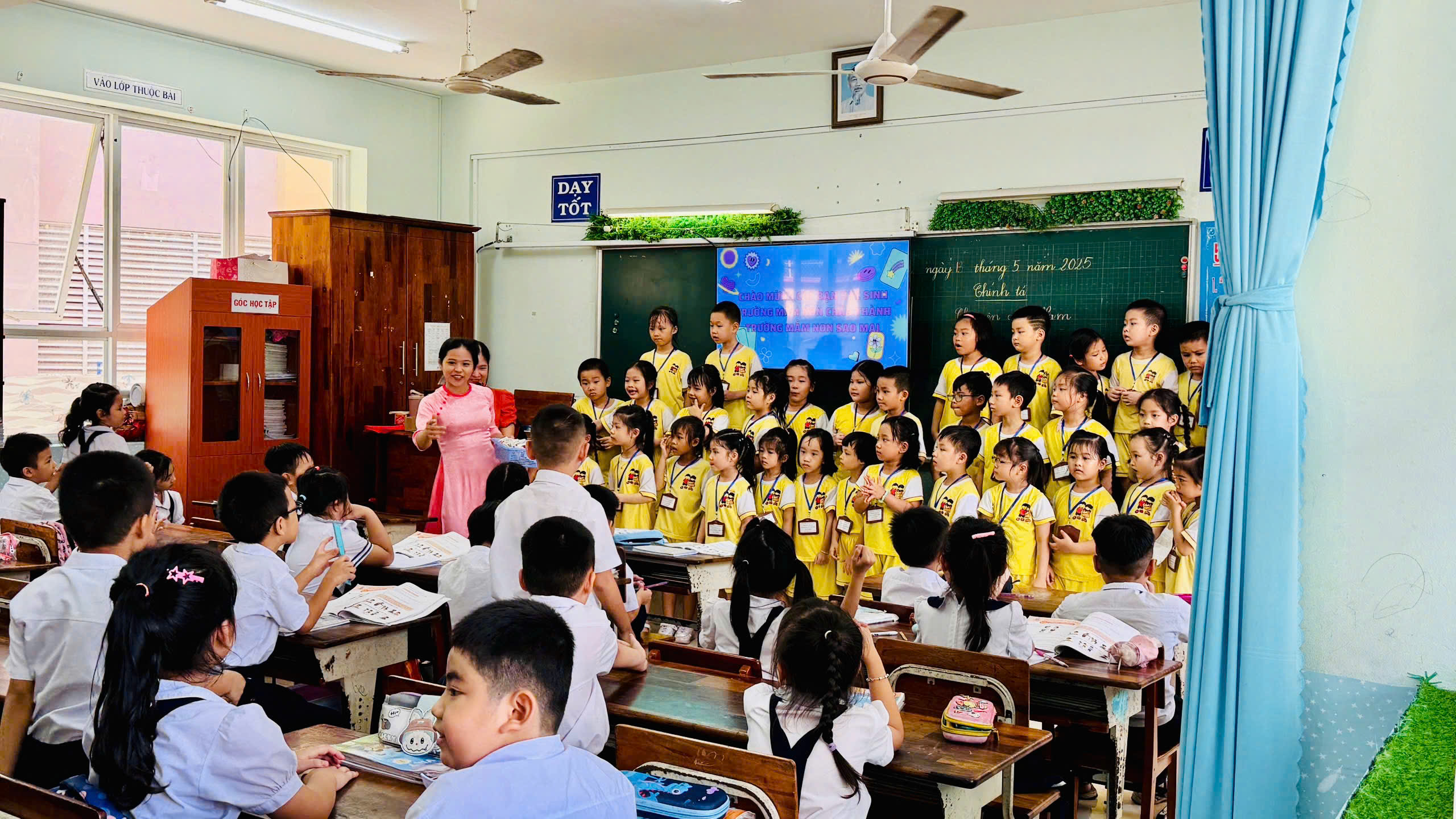 Học sinh Mầm non tới làm quen với trường Tiểu học.