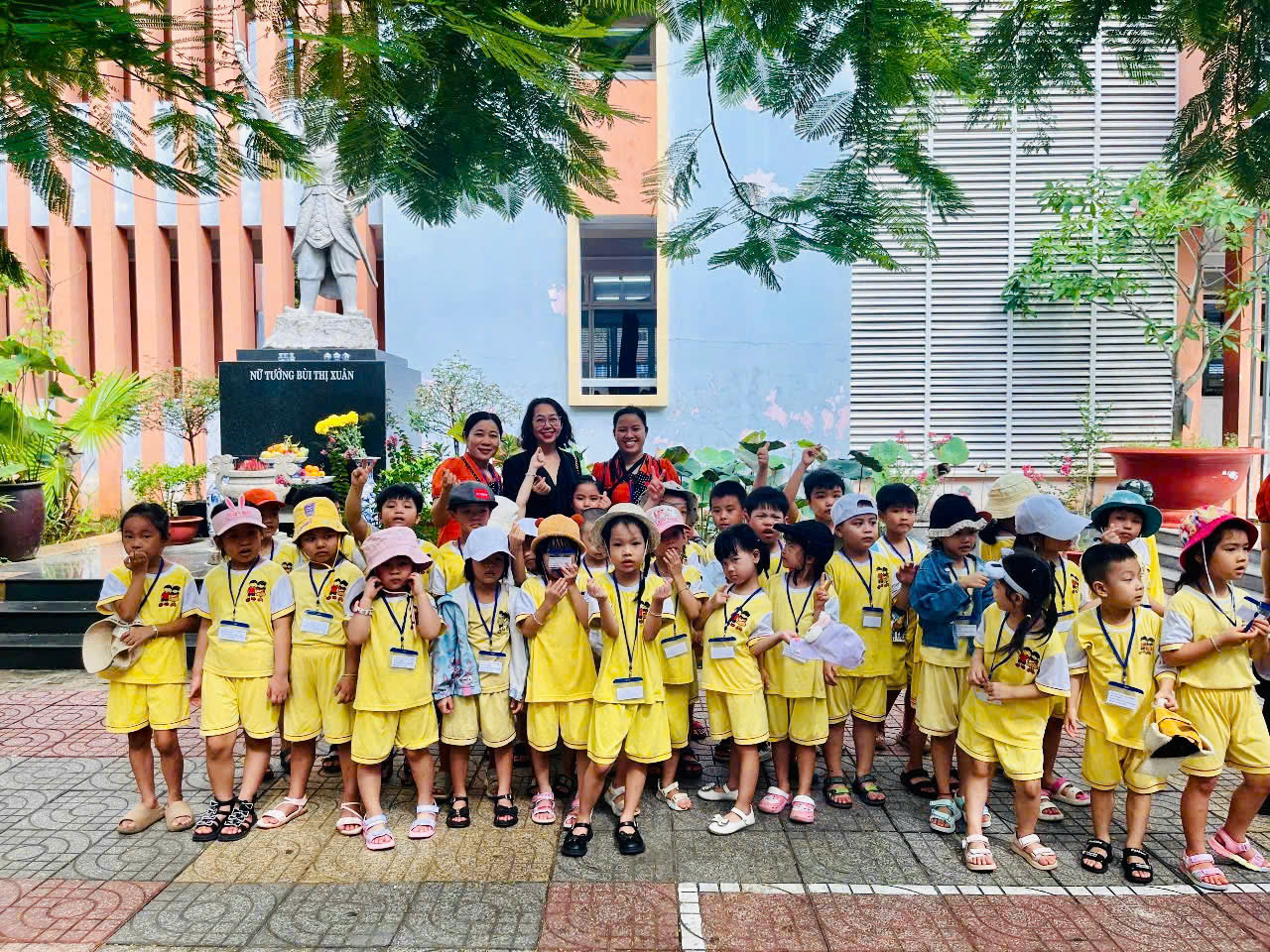 Cô trò lớp 5-6 tuổi Trường Mầm non Châu Thành tham quan Trường Tiểu học Bùi Thị Xuân.