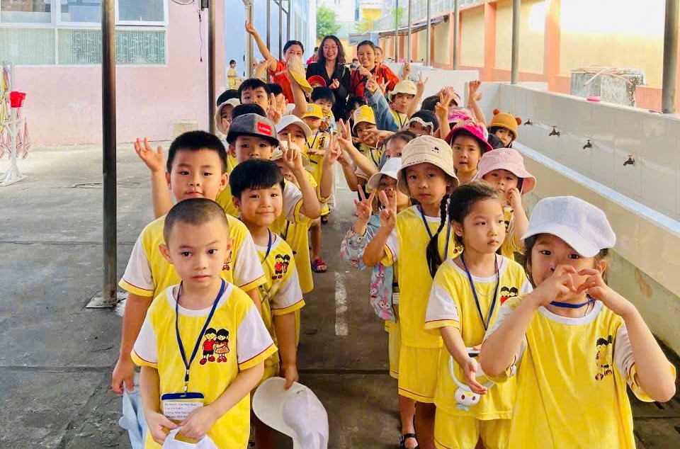 Đối tượng tuyển sinh là học sinh sinh năm 2019. Trong ảnh: Học sinh lớp 5-6 tuổi Trường Mầm non Châu Thành tham quan Trường Tiểu học Bùi Thị Xuân để chuẩn bị vào lớp 1.
