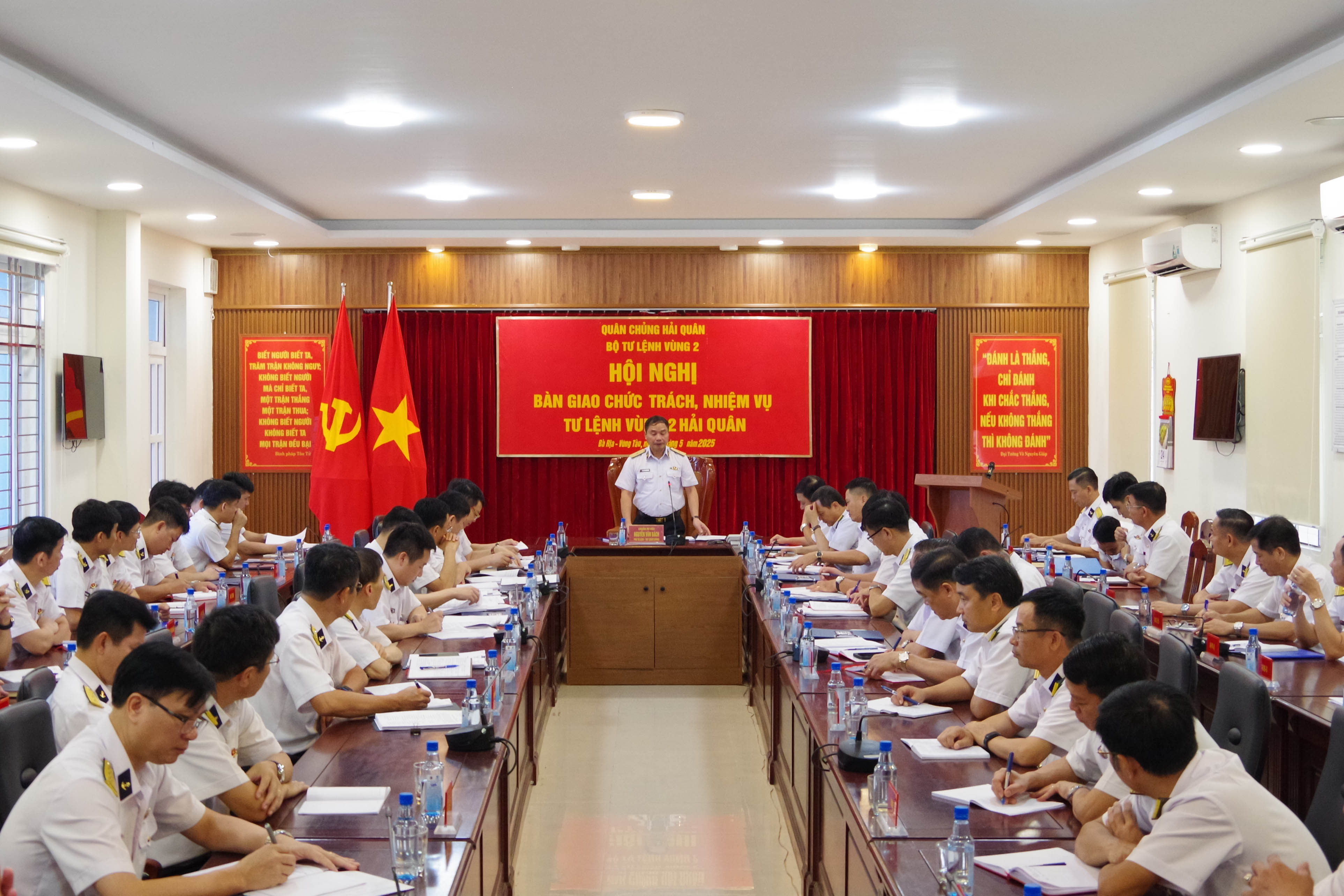 Chuẩn Đô đốc Nguyễn Văn Bách, Phó Tư lệnh, Tham mưu trưởng Quân chủng Hải quân chủ trì hội nghị.