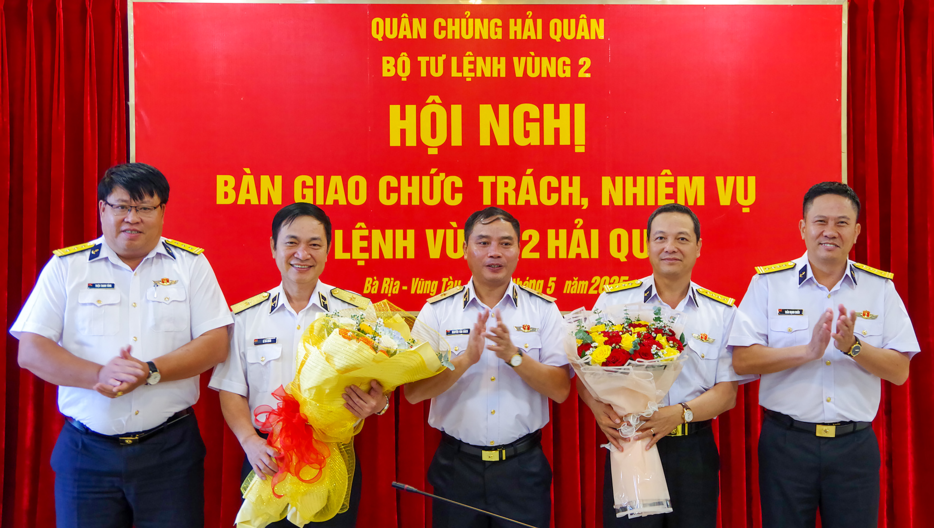 Thủ trưởng Quân chủng và Vùng 2 tặng hoa chúc mừng hai đồng chí được bổ nhiệm giữ chức vụ mới.