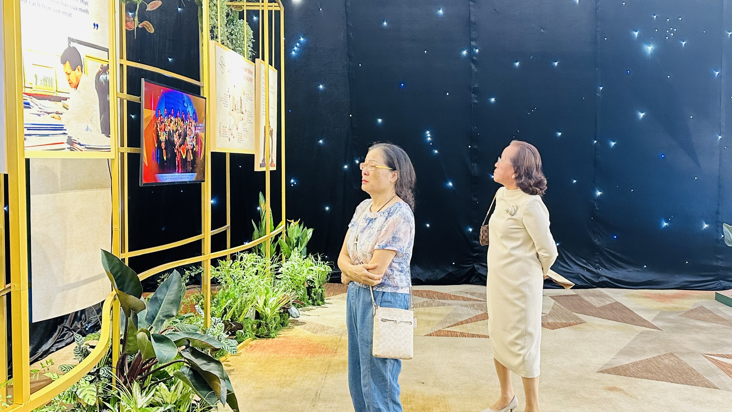 Người dân xem triển lãm 