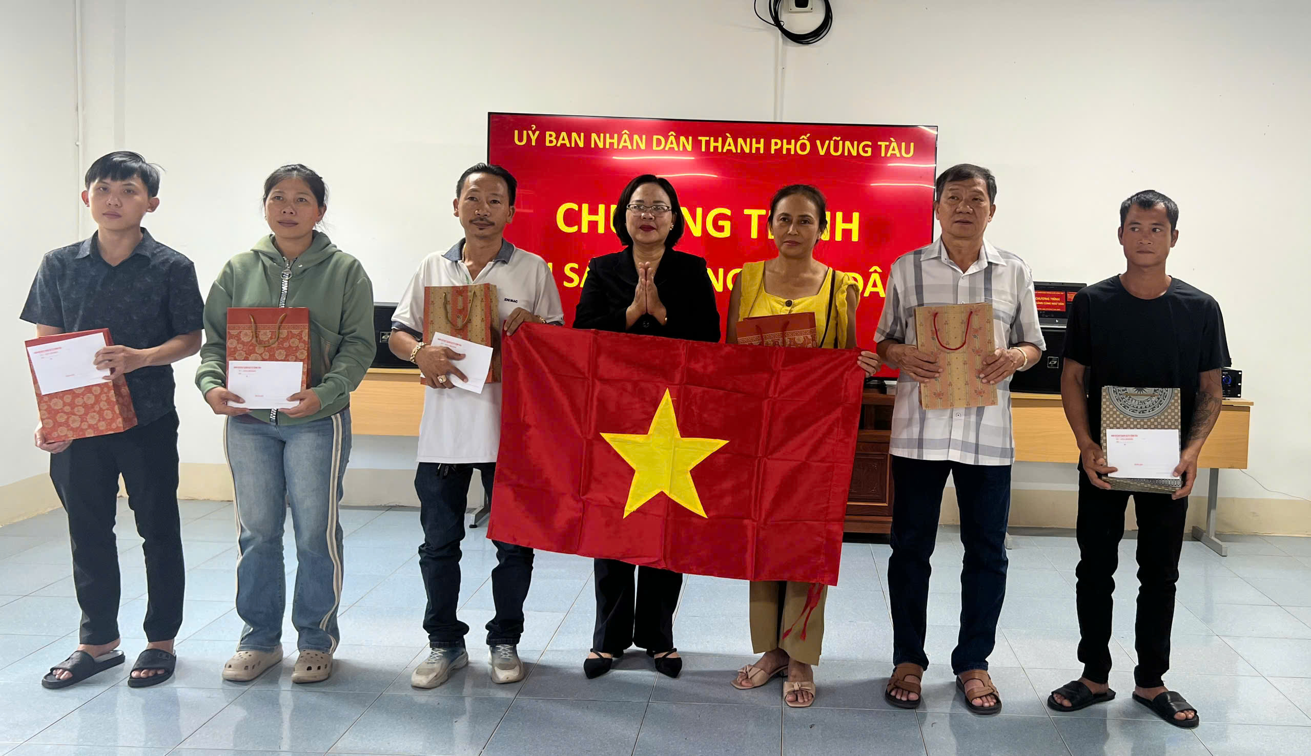 Bà Nguyễn Thị Thu Hương, Phó Chủ tịch UBND TP. Vũng Tàu tặng quà cho ngư dân tại chương trình.
