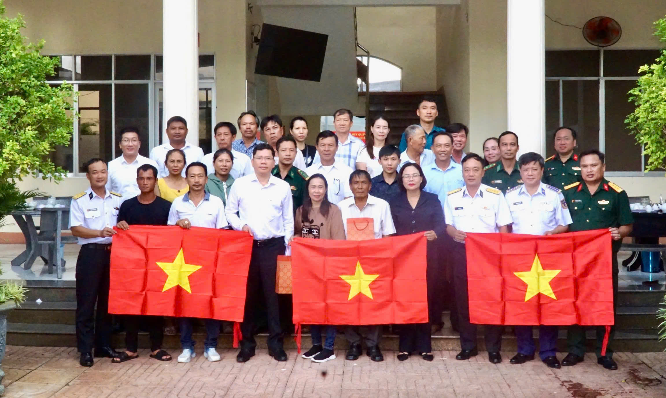 Lãnh đạo các dơn vị chụp ảnh lưu niệm cùng ngư dân tại chương trình.