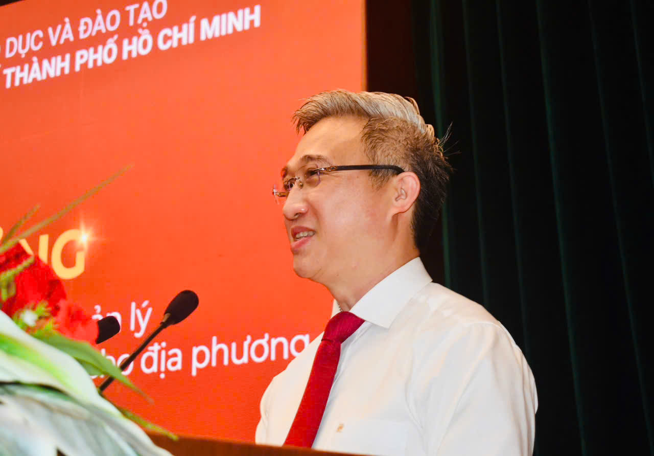 Ông Đặng Minh Thông, Phó Chủ tịch UBND tỉnh phát biểu tại lễ bế giảng.