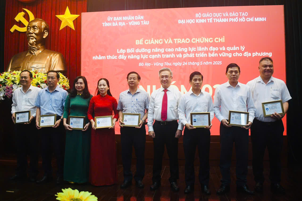 Ông Đặng Minh Thông, Phó Chủ tịch UBND tỉnh trao chứng chỉ hoàn thành lớp bồi dưỡng đến học viên.