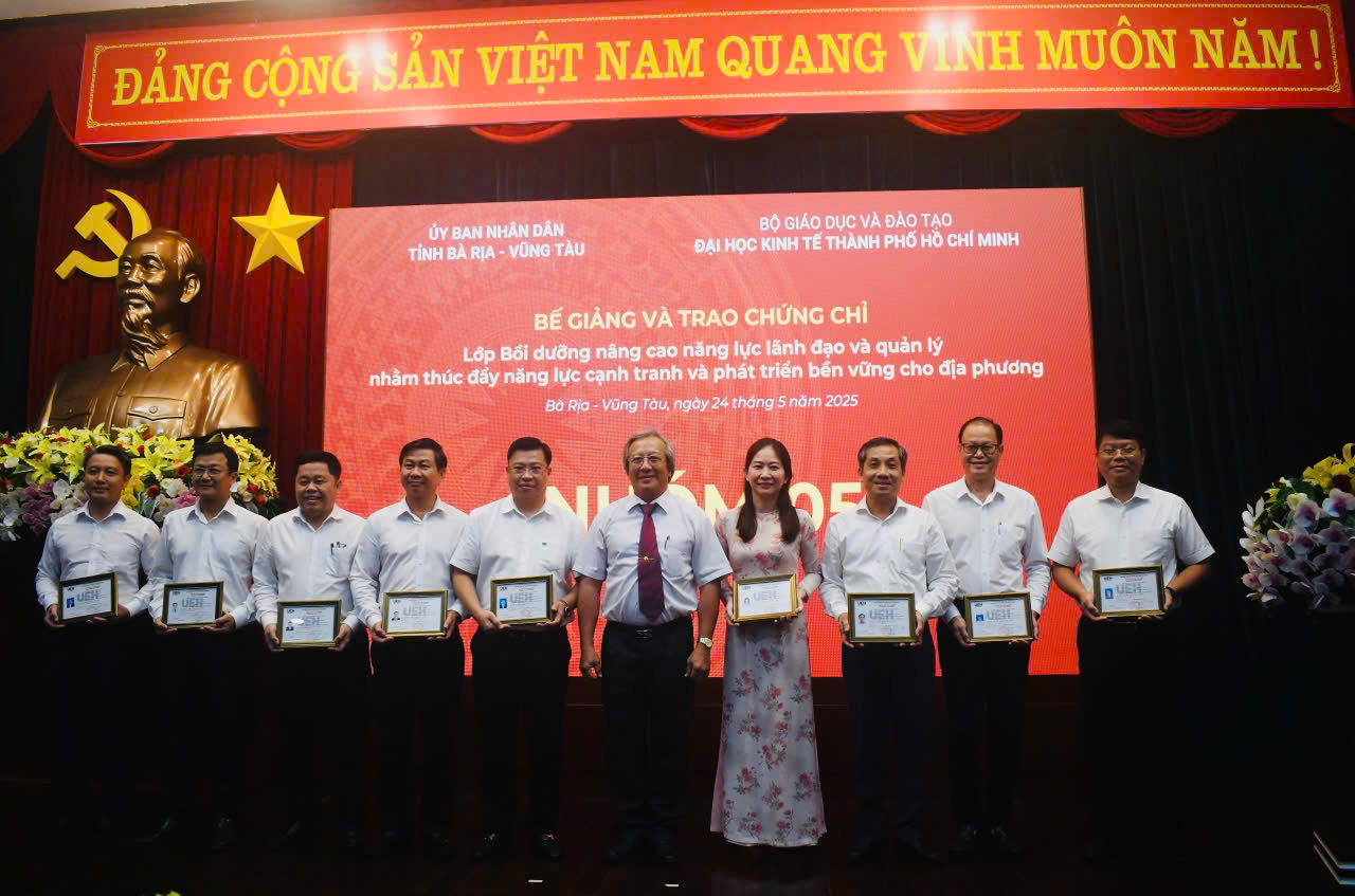 Các học viên được trao chứng chỉ hoàn thành lớp bồi dưỡng nâng cao năng lực lãnh đạo, quản lý.