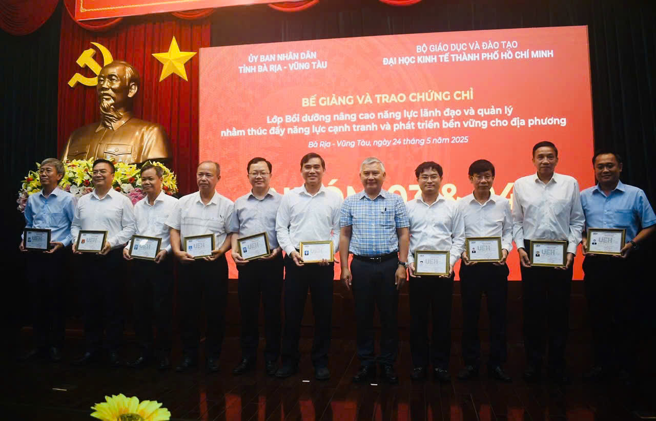 Các học viên được trao chứng chỉ hoàn thành lớp bồi dưỡng nâng cao năng lực lãnh đạo, quản lý.