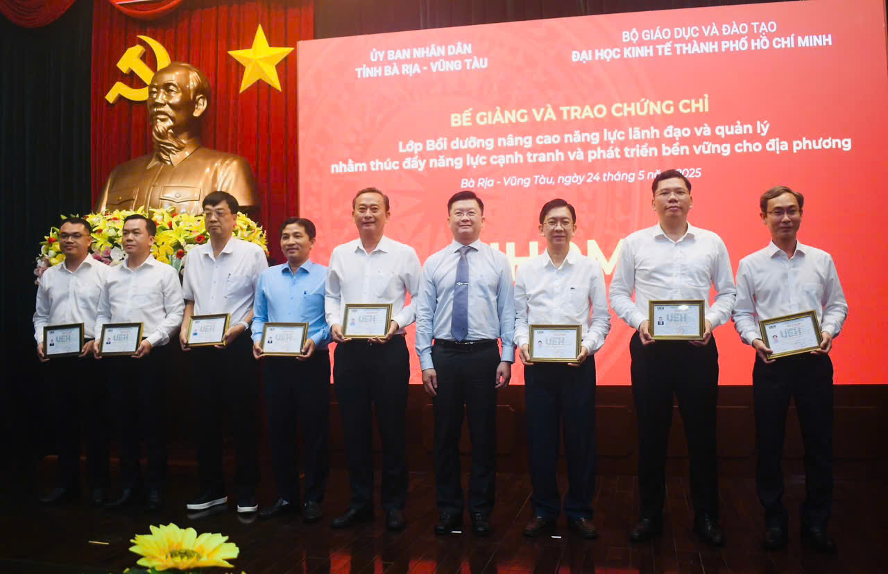 Đinh Công Khải, Phó Giám đốc Đại học Kinh tế TP. Hồ Chí Minh trao chứng chỉ đến các học viên.
