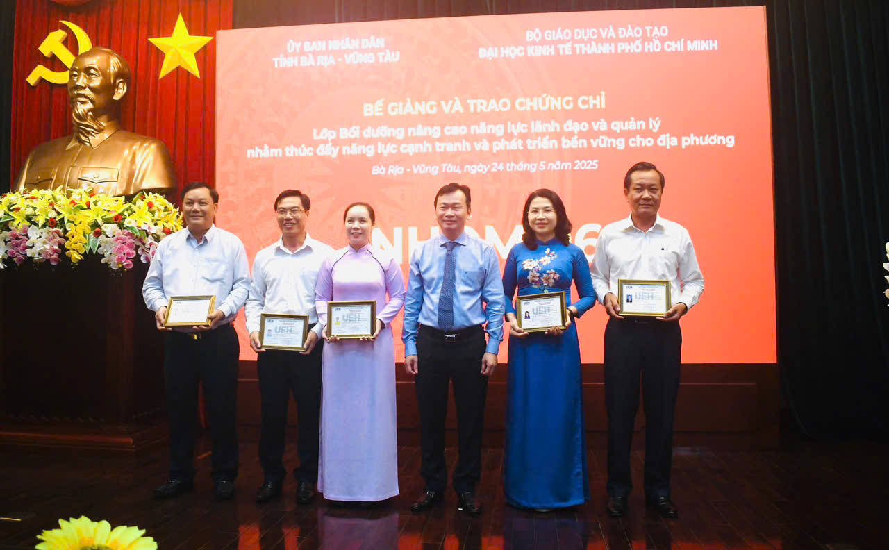 Các học viên được trao chứng chỉ hoàn thành lớp bồi dưỡng nâng cao năng lực lãnh đạo, quản lý.