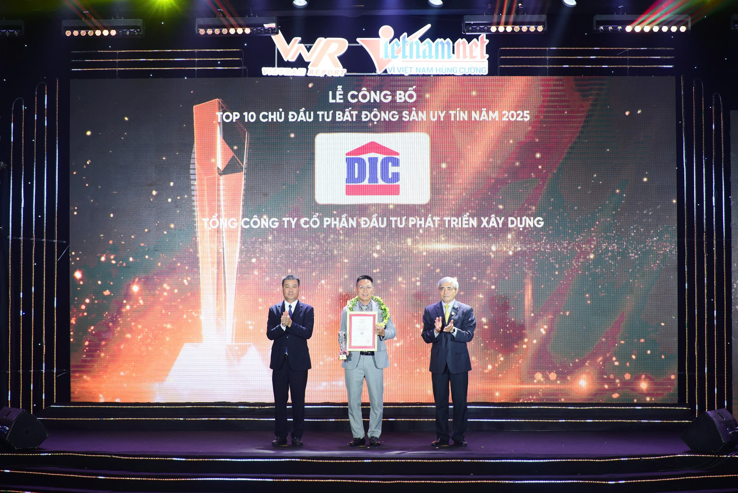 Đại diện Tập đoàn DIC nhận giải thưởng Top 10 chủ đầu tư bất động sản uy tín tại Việt Nam