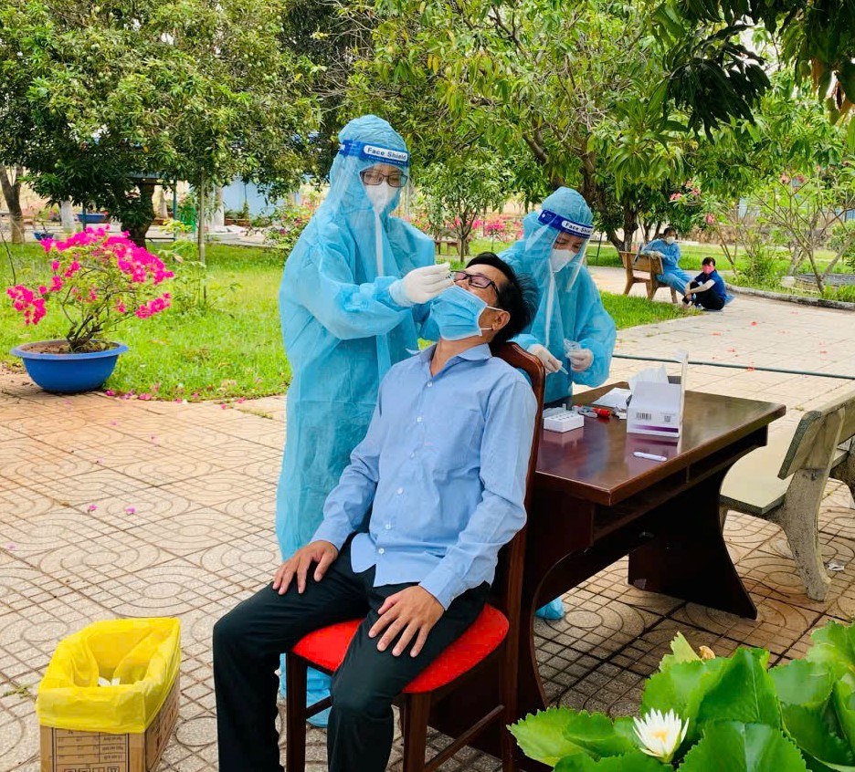 Người dân không quá lo lắng khi số ca mắc COVID-19 có chiều hướng tăng trở lại. Bởi nước ta đã xếp bệnh này vào nhóm bệnh truyền nhiễm nhóm B, không còn bệnh đặc biệt nguy hiểm như giai đoạn đầu. Ảnh minh họa.
