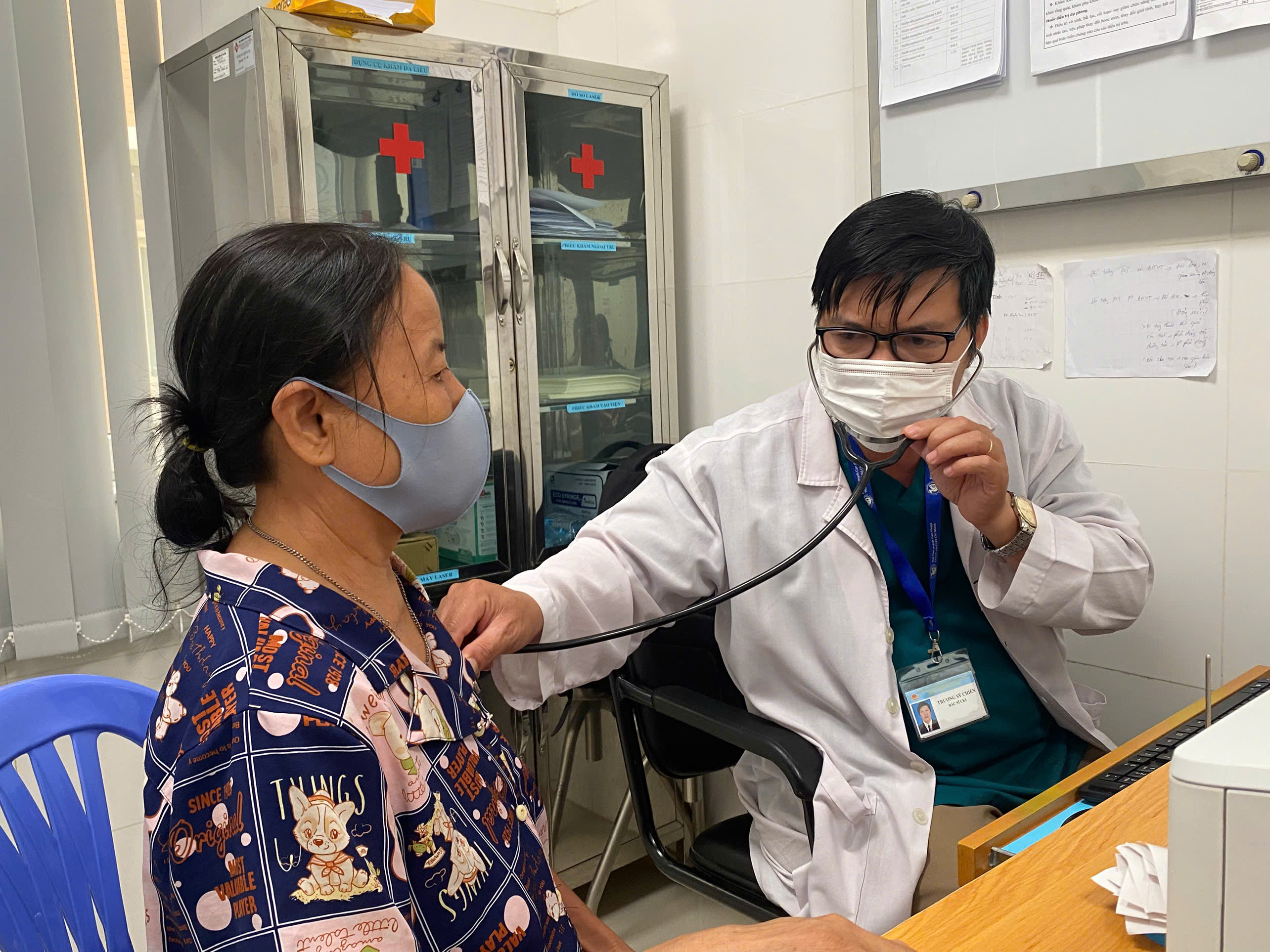 Ngành y tế khuyến cáo người dân nên đeo khẩu trang khi đến các cơ sở y tế, trên phương tiện công cộng...