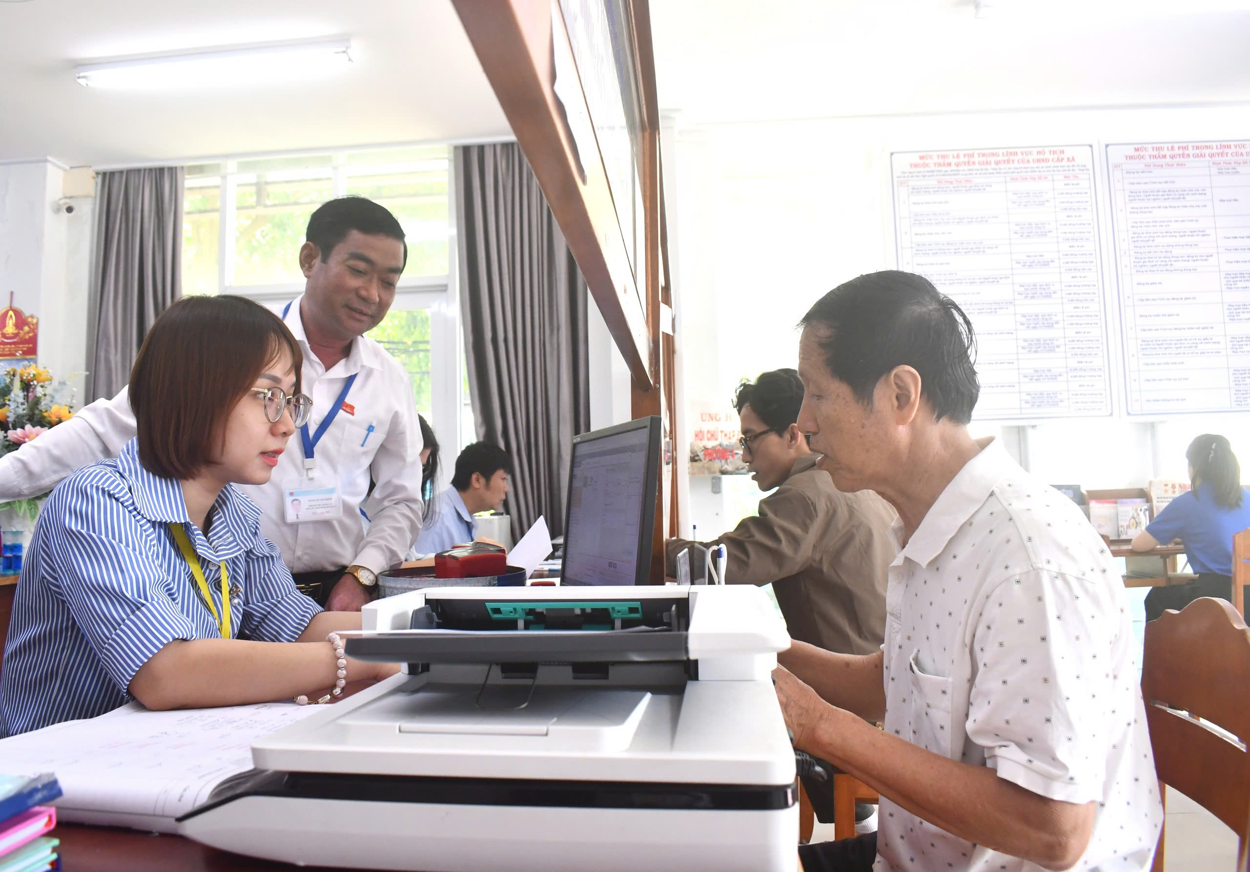 Việc sắp xếp đơn vị hành chính cấp xã bảo đảm hoạt động thông suốt trước 31/8.  Trong ảnh: Người dân thực hiện thủ tục hành chính tại UBND phường 4. TP.Vũng Tàu.