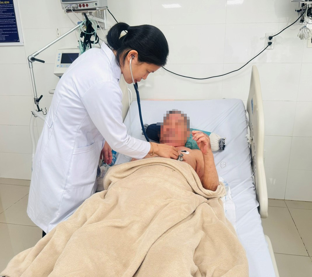 Người hút thuốc lá có nguy cơ mắc bệnh phổi tắc nghẽn mãn tính. Trong ảnh: Bác sĩ Bệnh viện Vũng Tàu khám cho một trường hợp mắc bệnh phổi tắc nghẽn mãn tính.