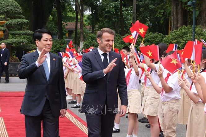 Chủ tịch nước Lương Cường và Tổng thống Pháp Emmanuel Macron với thiếu nhi Thủ đô Hà Nội. Ảnh: Lâm Khánh/TTXVN
