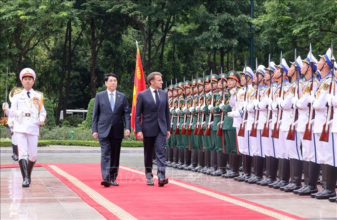 hủ tịch nước Lương Cường và Tổng thống Pháp Emmanuel Macron duyệt Đội danh dự Quân đội nhân dân Việt Nam. Ảnh: Lâm Khánh/TTXVN