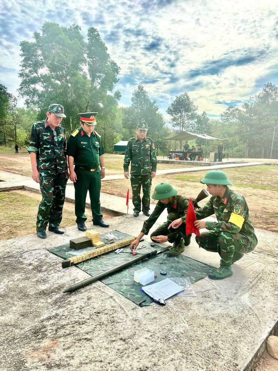 Chiến sĩ mới thực hiện bài kiểm tra “3 tiếng nổ”.