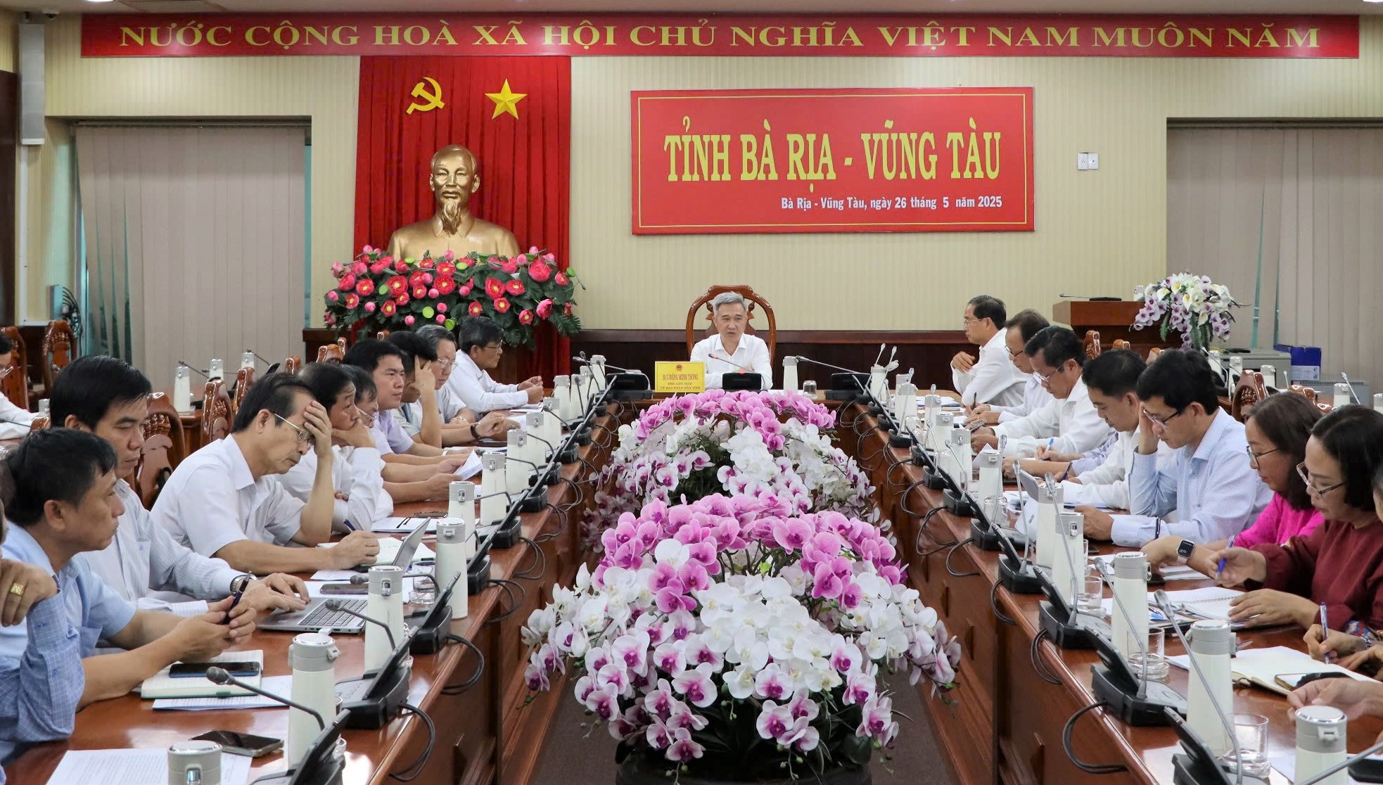 Ông Đặng Minh Thông, Phó Chủ tịch UBND tỉnh chủ trì cuộc họp.
