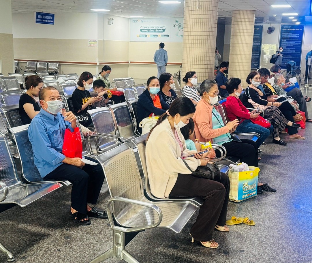 Ngành y tế khuyến cáo người dân nên đeo khẩu trang khi đến các địa điểm công cộng.