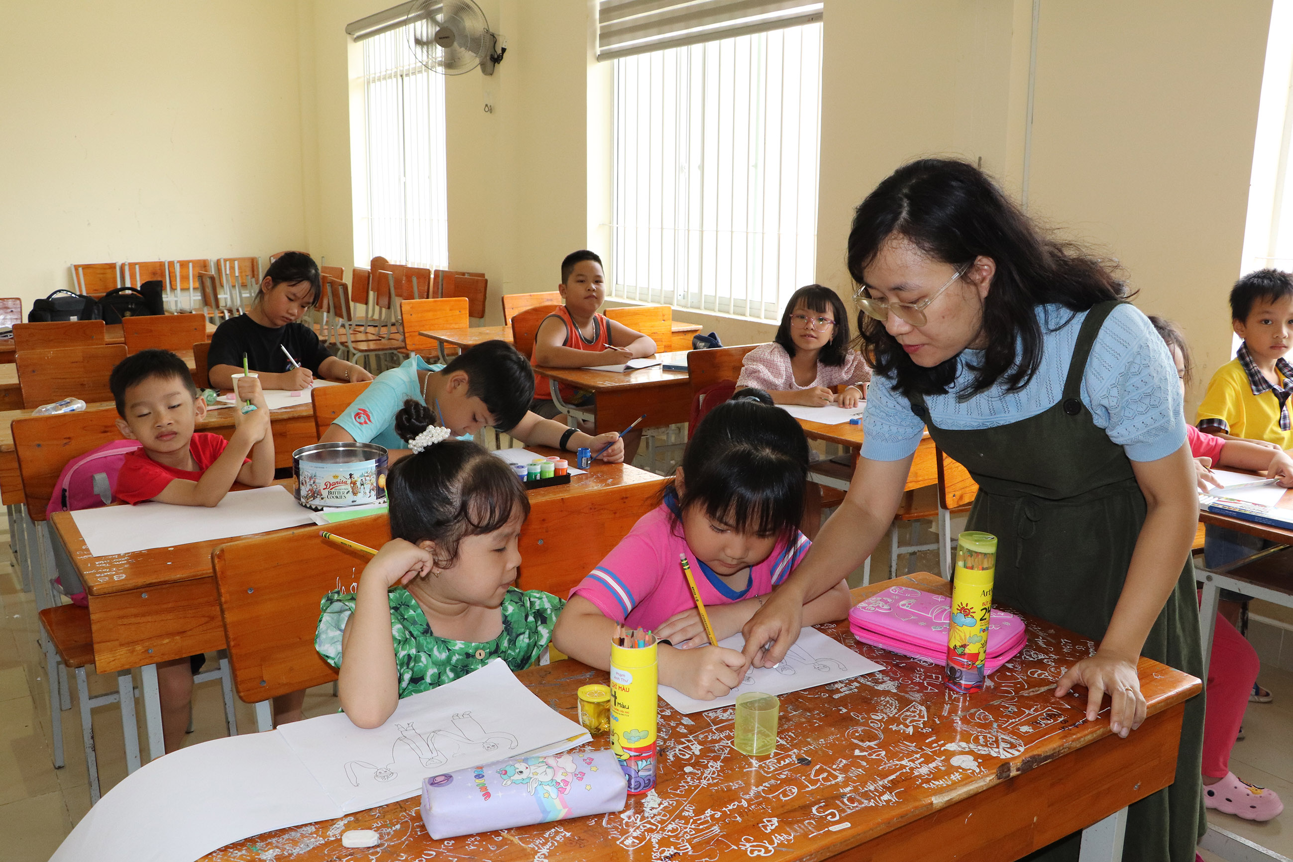 Thiếu nhi tham gia lớp Mỹ thuật do Nhà thiếu nhi tỉnh (nay là Trung tâm Thanh thiếu nhi tỉnh) tổ chức hè 2024.