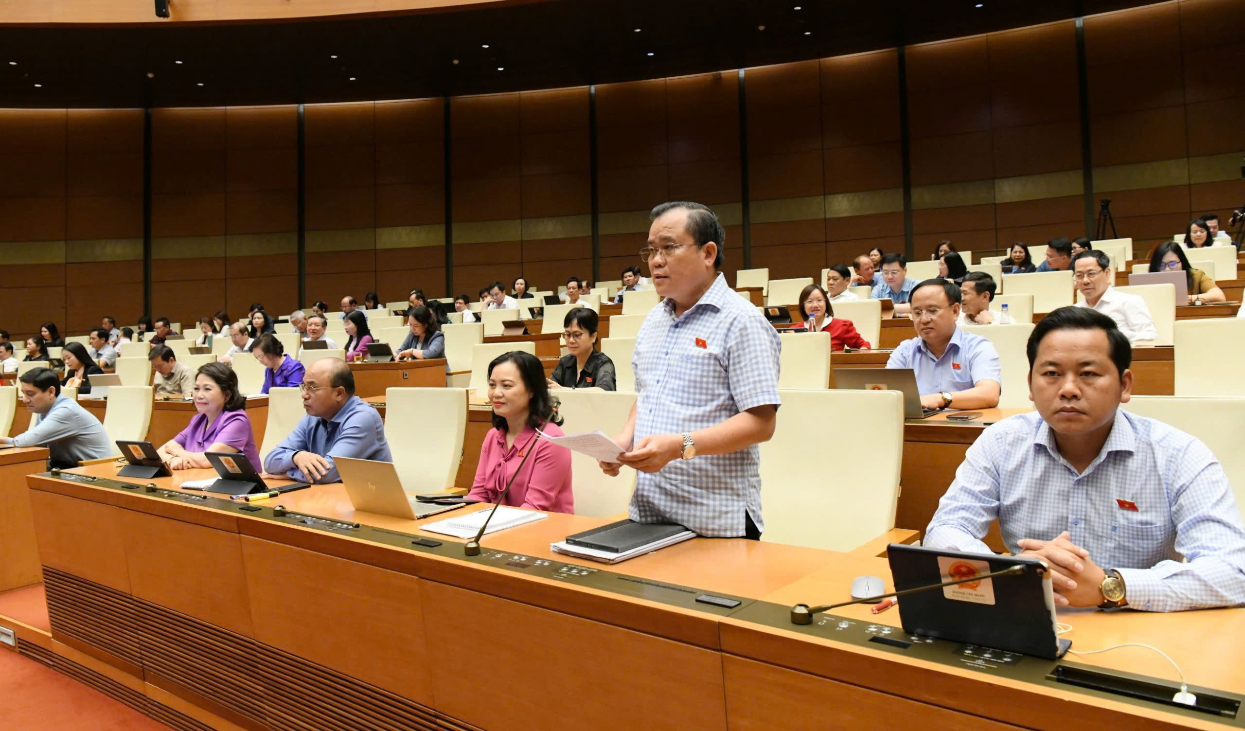 Đại biểu Nguyễn Tâm Hùng, Đại tá, Ủy viên Ủy ban Quốc phòng, An ninh và Đối ngoại của Quốc hội: “Tăng kỷ luật hành chính, bảo đảm hiệu lực xét xử - Cần chế tài cụ thể trong tố tụng hành chính”.
