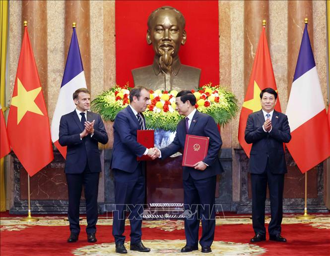 Bộ trưởng Bộ Quốc phòng Phan Văn Giang và Bộ trưởng Bộ Quân đội Pháp Sébastien Lecornu trao đổi Ý định thư giữa Bộ Quốc phòng hai nước về tăng cường hợp tác  trong lĩnh vực trang bị quốc phòng.