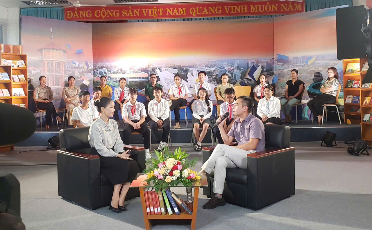 Nhà văn Văn Thành Lê (bìa trái) giao lưu cùng các bạn đọc tại Bảo tàng-Thư viện tỉnh.