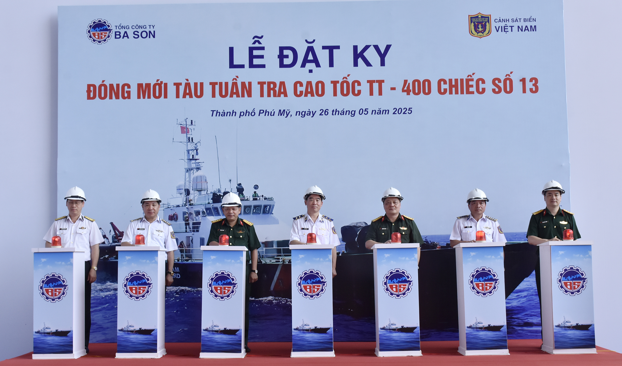 Các đại biểu nhất nút đặt ky tàu.