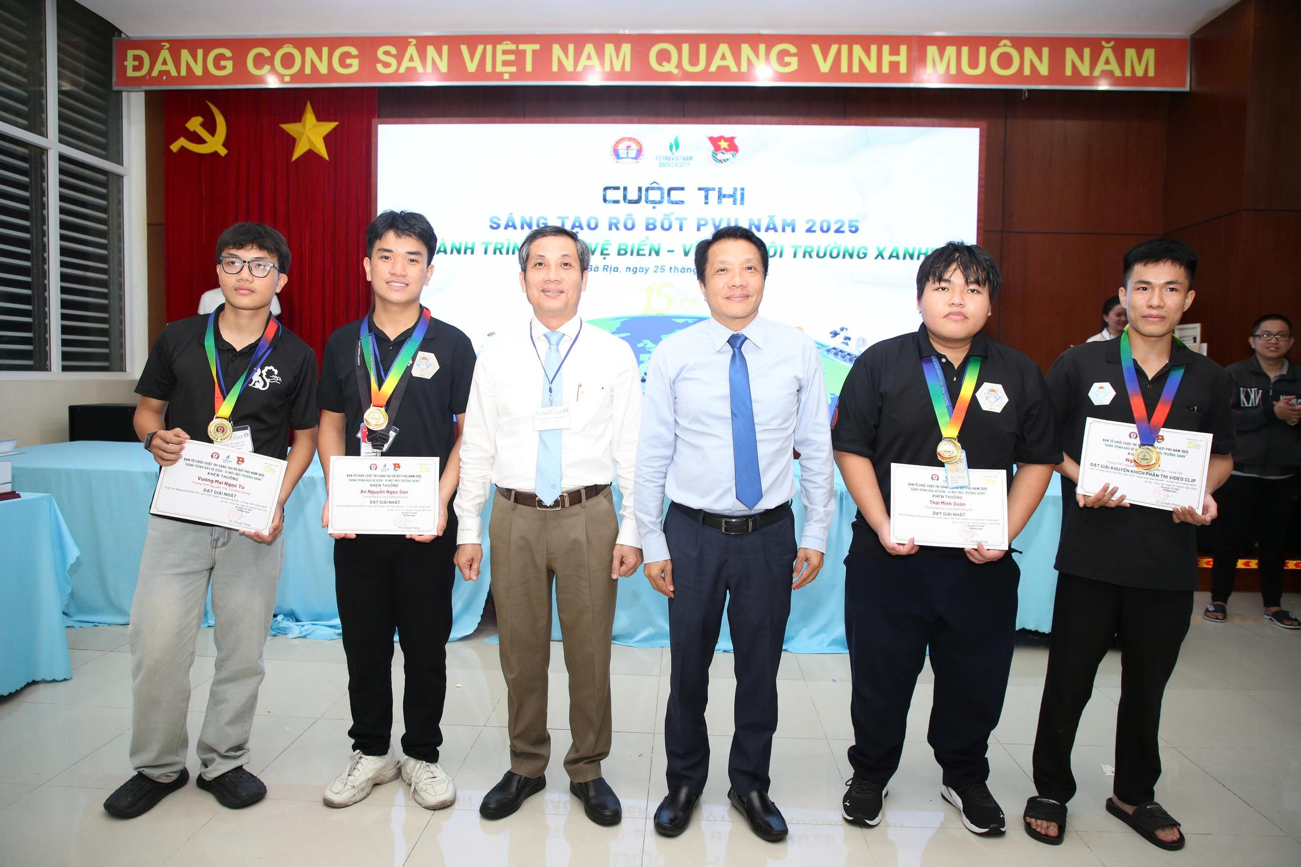 Ông Nguyễn Kế Toại, Phó Giám đốc Sở Giáo dục và Đào tạo  và TS. Lê Quốc Phong, Phó Hiệu trưởng PVU trao giải nhất cho đội Trường Đại học Công nghệ Đồng Nai.