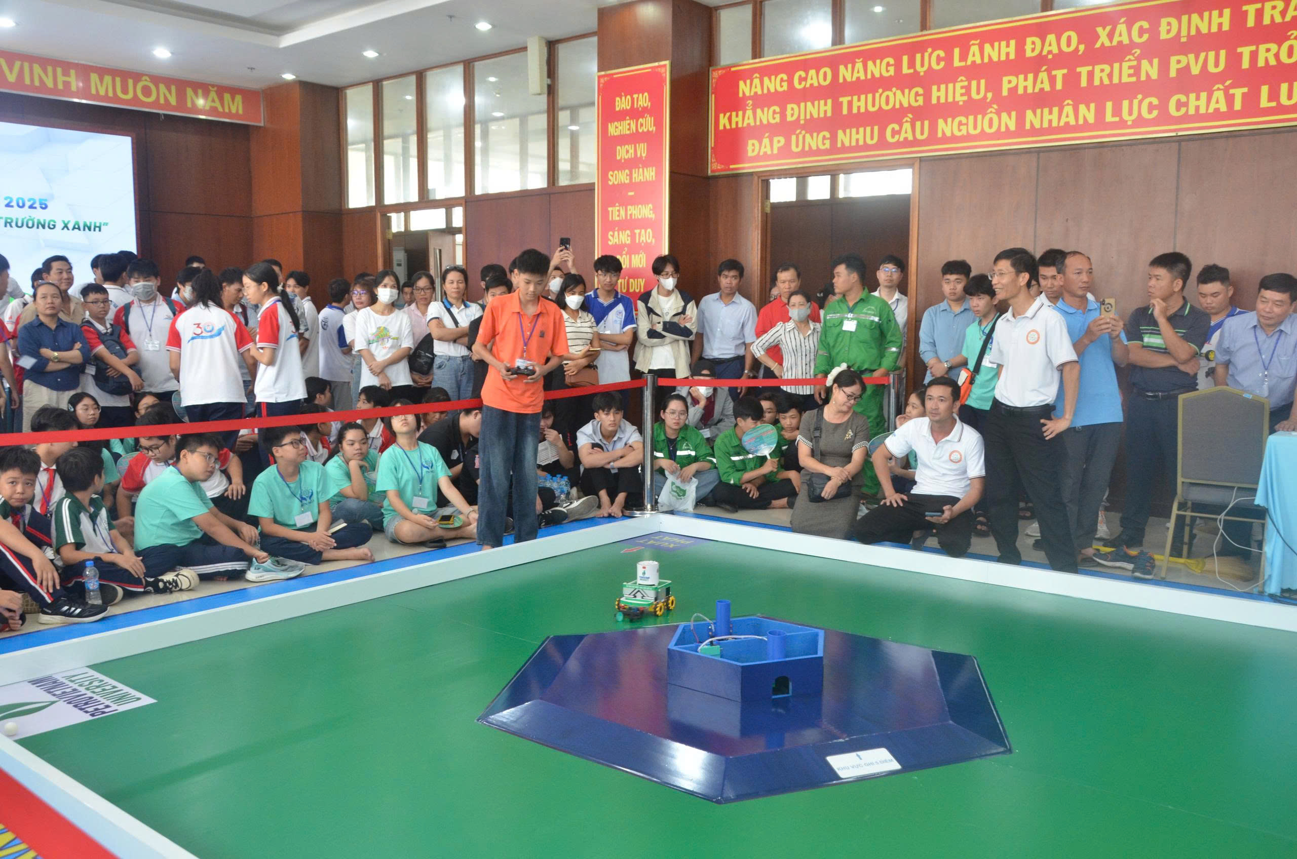 Cuộc thi diễn ra sôi nổi và gay cấn.