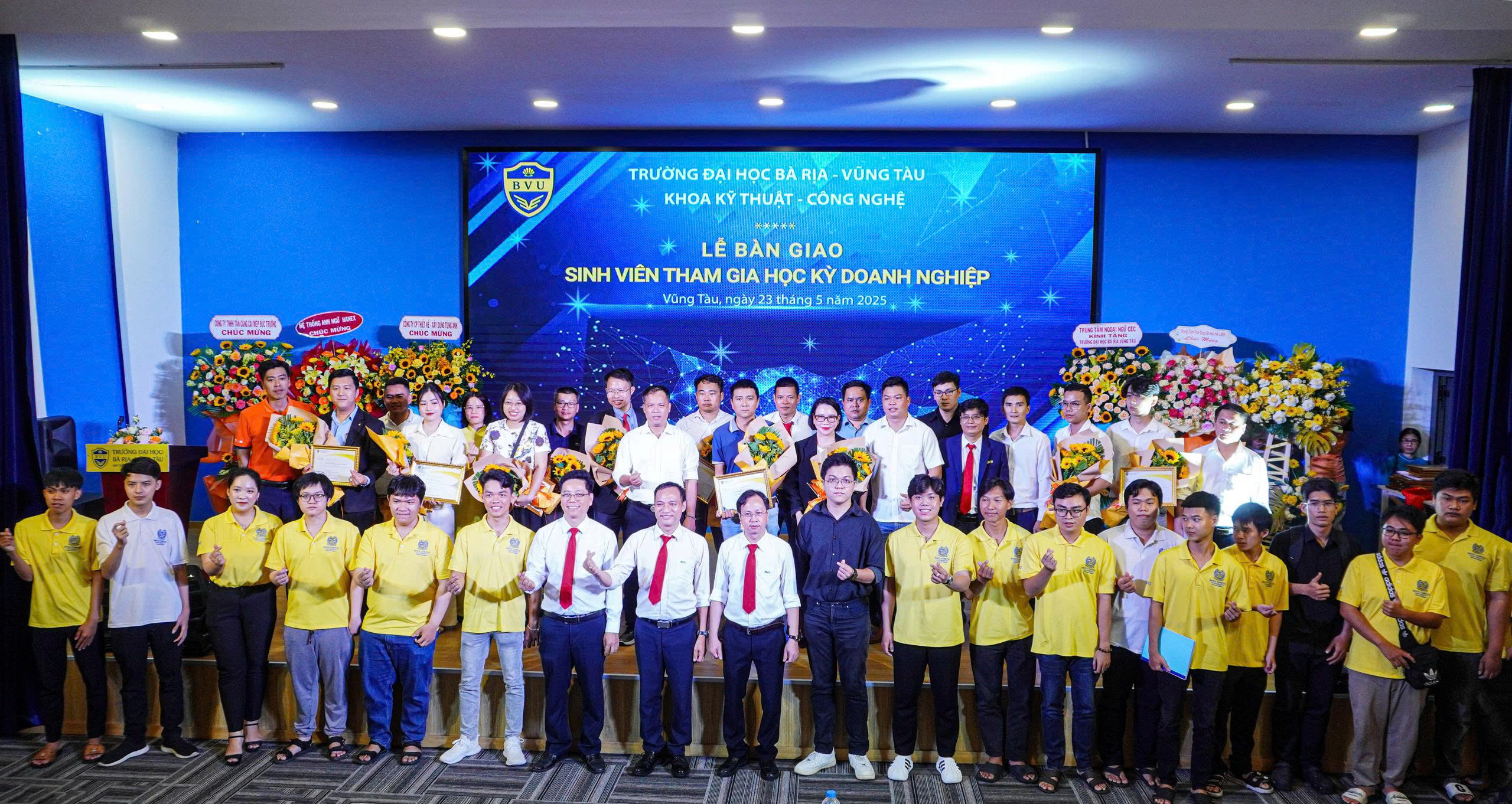 Sinh viên khoa Kỹ thuật - Công nghệ tham dự chương trình.