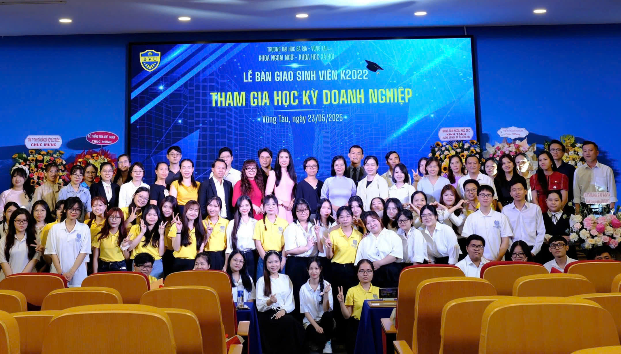 Khoa ngoại ngữ - Khoa học xã hội tham dự Lễ bàn giao.