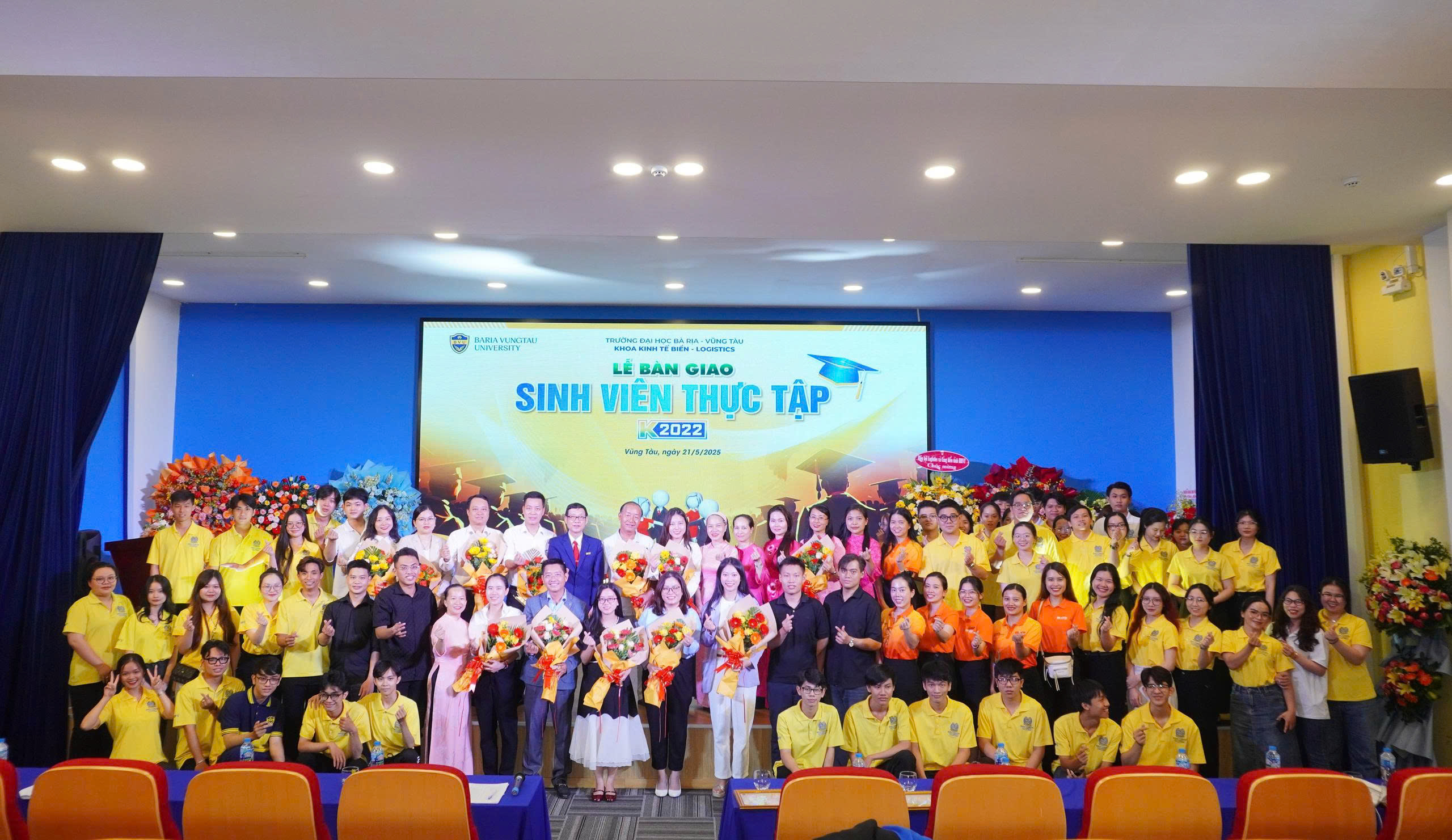Khoa Kinh tế biến - Logistics tham dự chương trình.