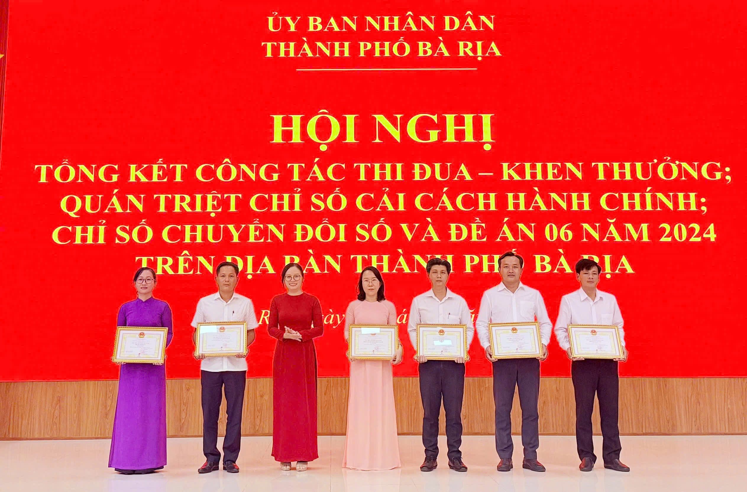 Bà Nguyễn Minh Hoàng, Phó Bí thư Thường trực Thành ủy, Chủ tịch HĐND TP.Bà Rịa trao khen thưởng cho các tập thể, cá nhân.