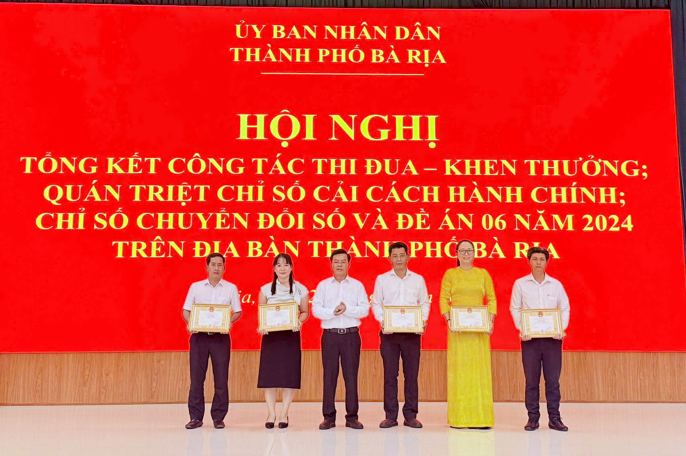 Ông Trần Thanh Dũng, Chủ tịch UBND TP.Bà Rịa trao khen thưởng