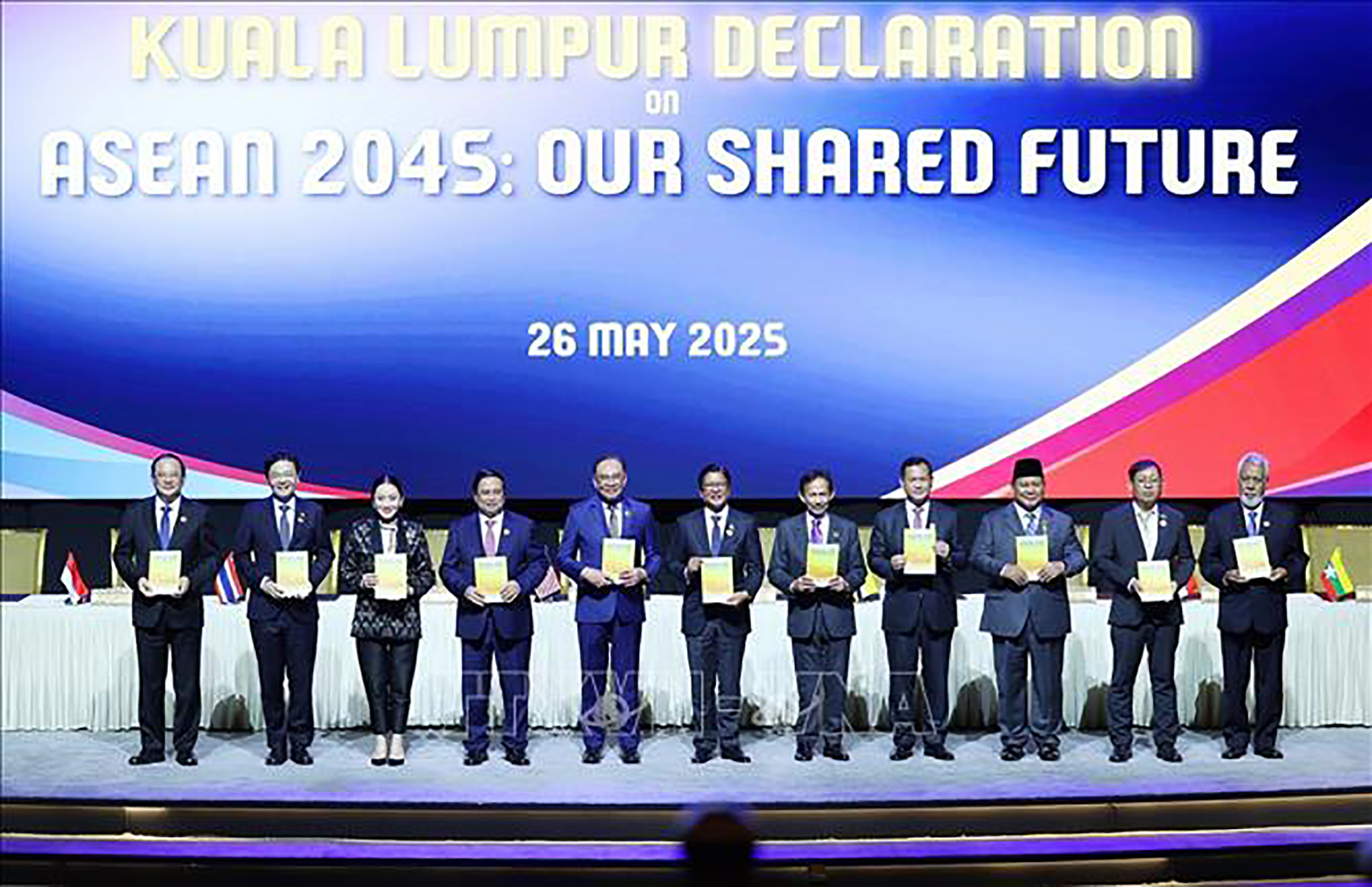 Lãnh đạo các nước ASEAN và Timor-Leste ký Tuyên bố Kuala Lumpur “ASEAN 2045: Tương lai chung của chúng ta”.