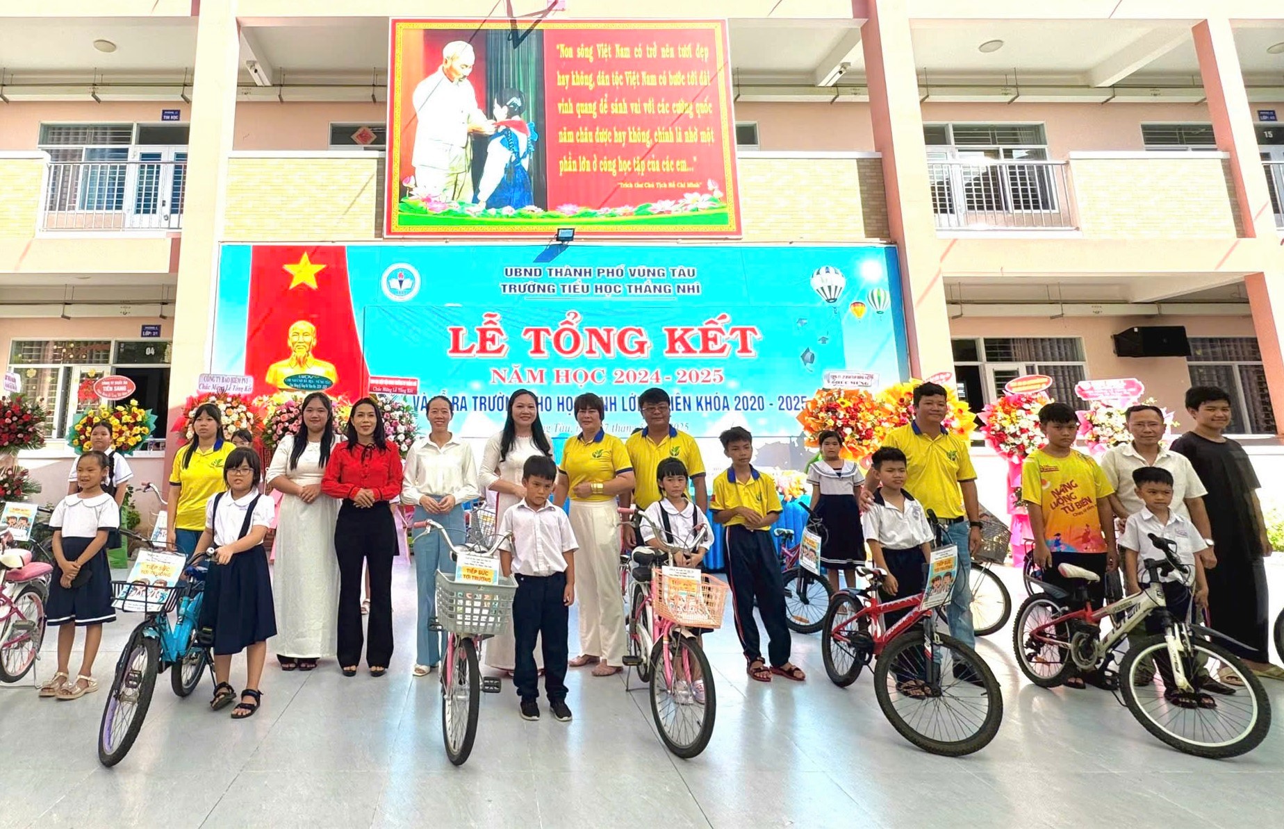 Đại diện các đơn vị tặng xe đạp cho học sinh Trường TH Thắng Nhì (TP.Vũng Tàu).