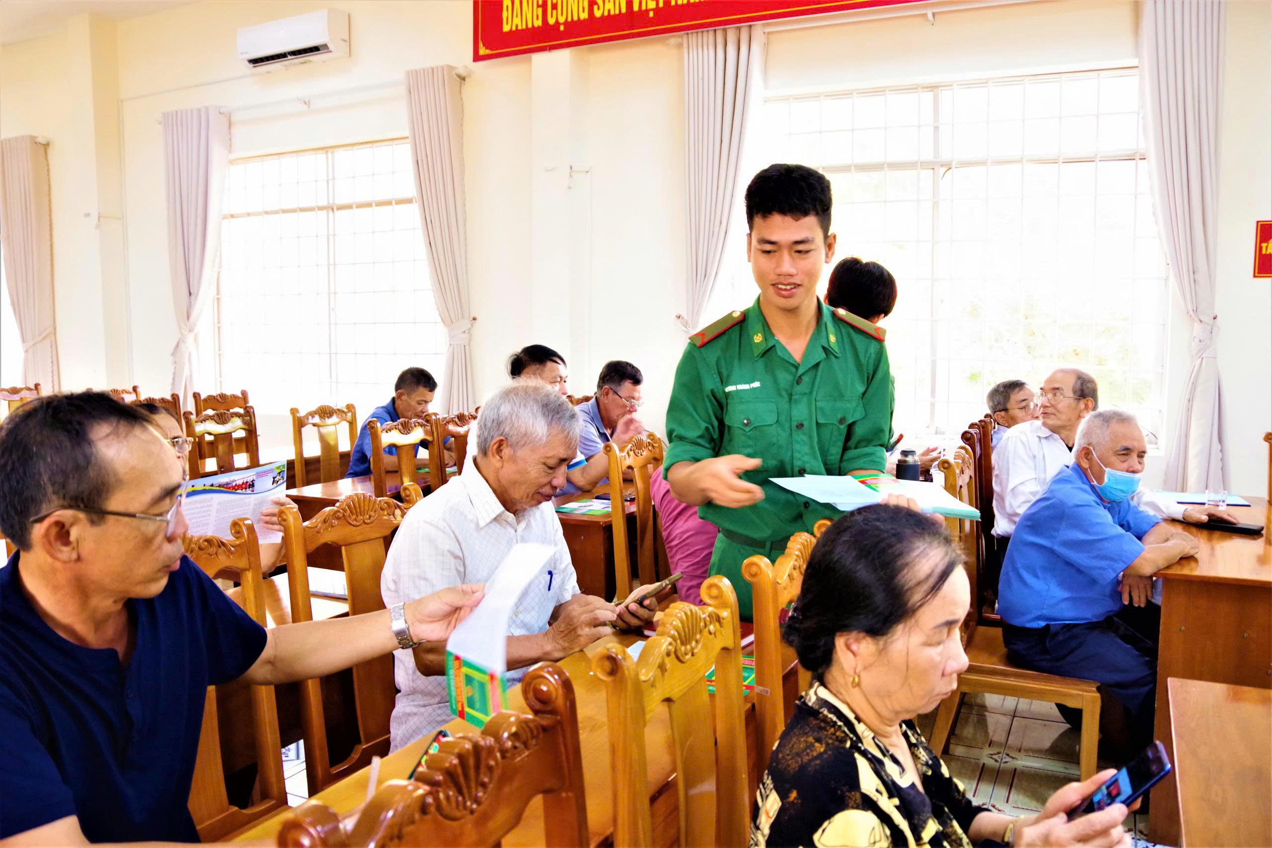 Bộ đội Biên phòng tỉnh phát 200 tờ gấp tuyên truyền gửi đến cán bộ, người dân tham dự hội nghị.
