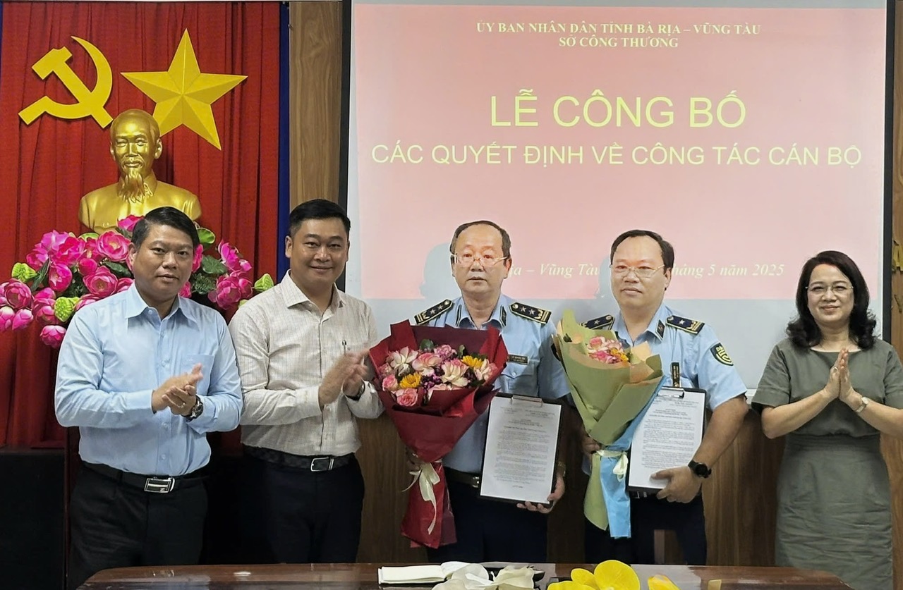 Lãnh đạo Sở Công thương chúc mừng cán bộ Chi cục QLTT tỉnh nhận nhiệm vụ.