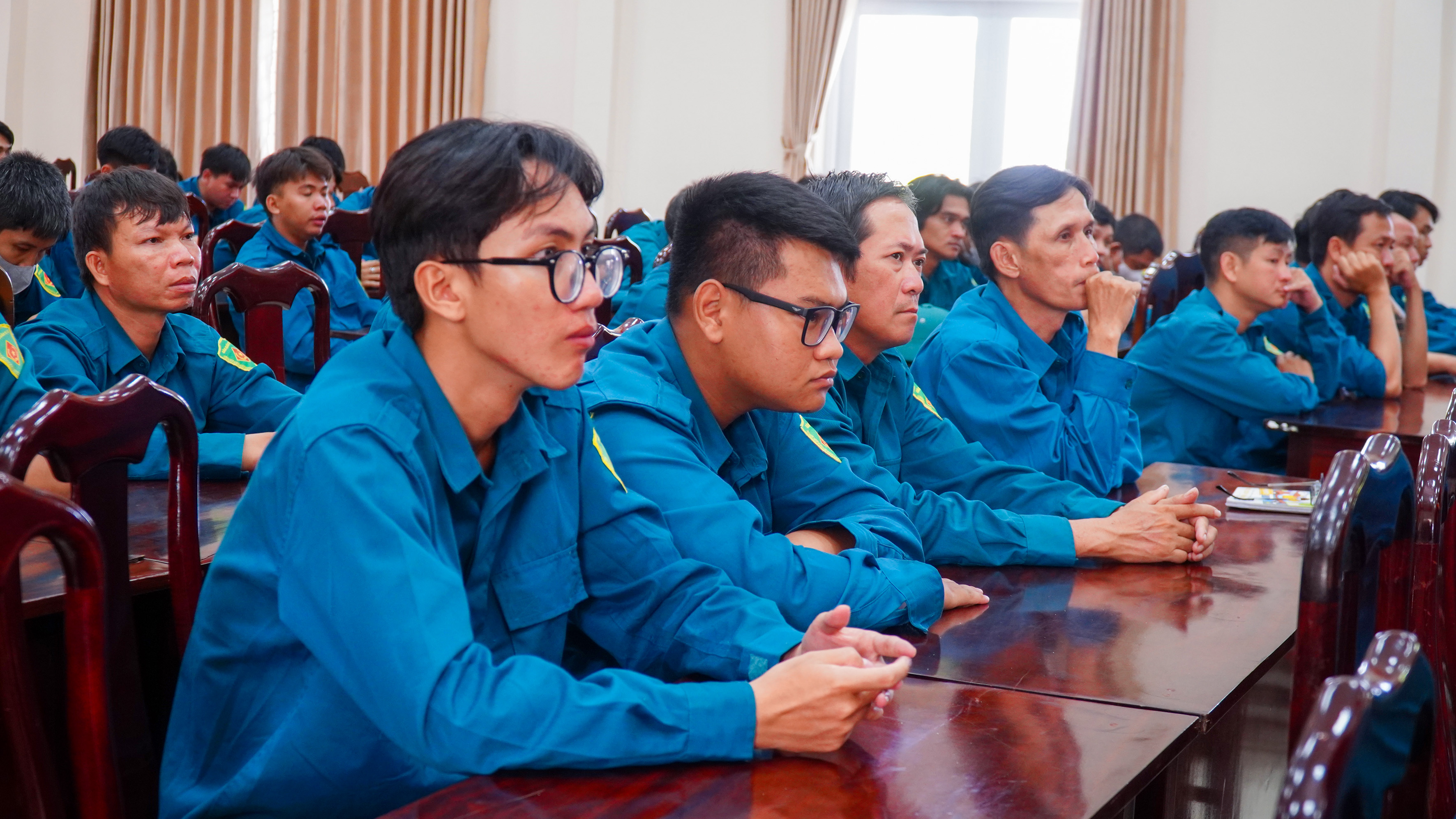 Cán bộ, chiến sĩ dân quân tham dự buổi bế mạc huấn luyện.