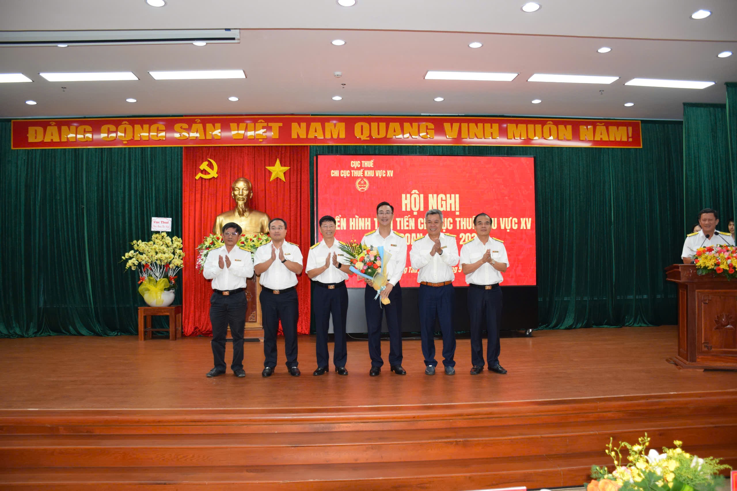 Ông Đoàn Minh Dũng, Chi Cục trưởng (người nhận hoa) là 1 trong 7 điển hình tiên tiến của Chi cục thuế khu vực XV sẽ tham dự hội nghị điển hình tiên tiến ngành thuế toàn quốc. 