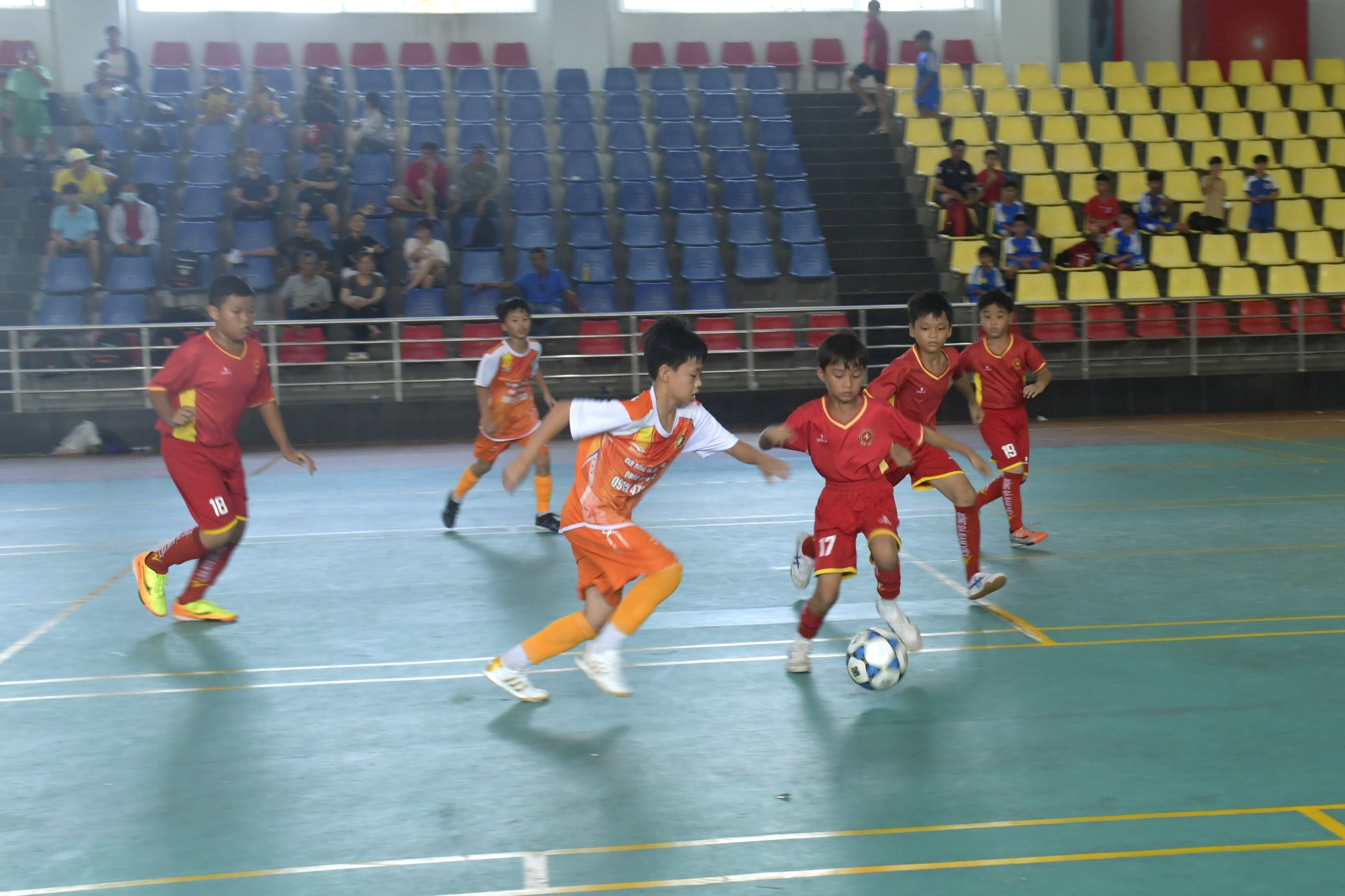 Ngay trong ngày khai mạc các trận đấu đã diễn ra kịch tính và hấp dẫn.