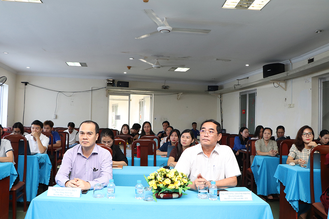 Ông Trương Thanh Phong, Quyền Giám đốc Đài TP-TH tỉnh và ông Nguyễn Văn Tiện, Phó Tổng Biên tập Báo Bà Rịa - Vũng Tàu tham dự lễ khai giảng lớp bồi dưỡng.