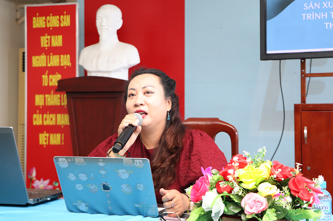 Nhà báo Dương Thảo Quỳnh Như, giảng viên, Trưởng phòng Sản xuất chương trình truyền hình HTV TMS, Đài PT - TH TP. Hồ Chí Minh truyền tải các nội dung tại lớp học. 
