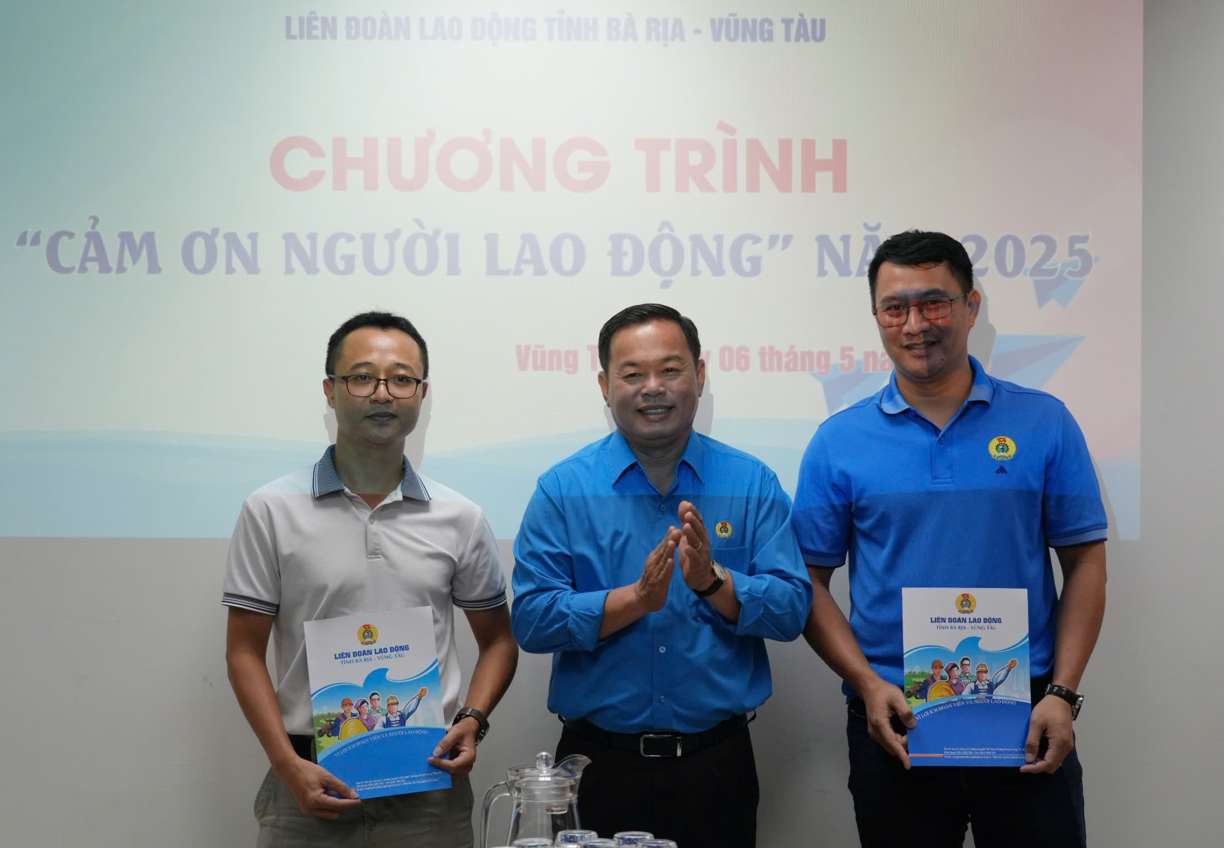 Ông Nguyễn Bá Hùng, Phó Chủ tịch LĐLĐ tỉnh trao quà cho 2 lao động xuất sắc Công ty TNHH VARD Vũng Tàu trong chương trình “Cảm ơn người lao động”.